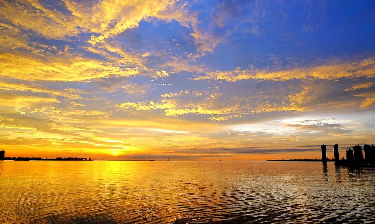 【雷雨过后的金色晚霞】