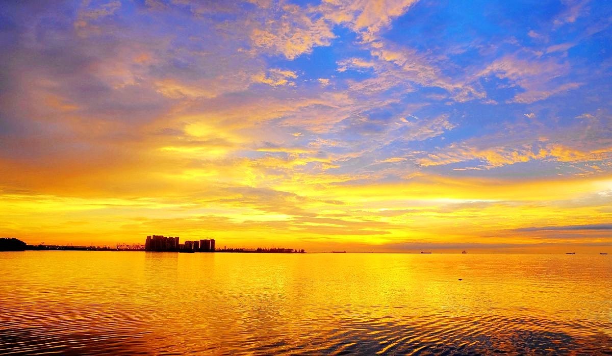 【雷雨过后的金色晚霞】