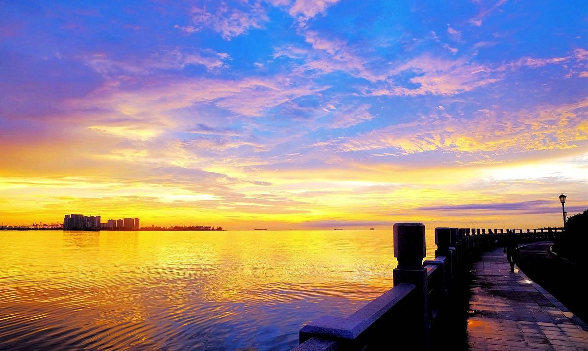 【雷雨过后的金色晚霞】