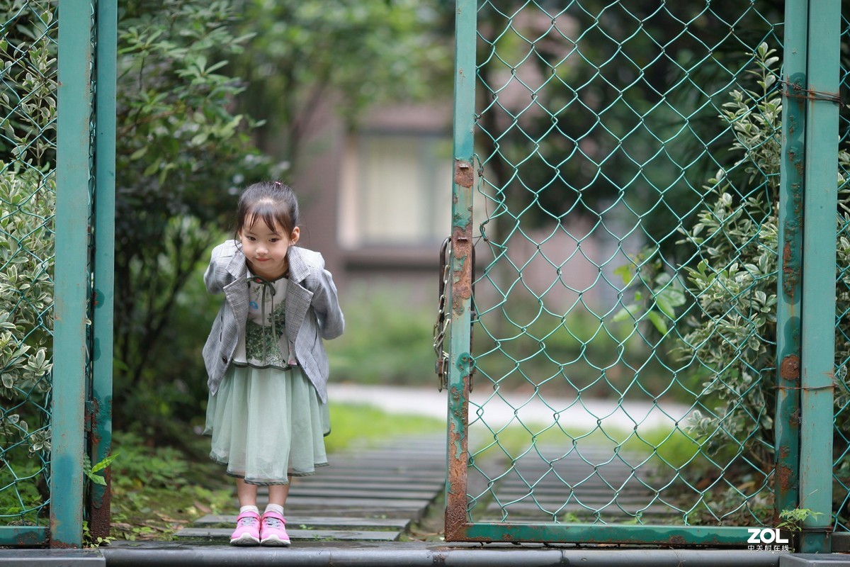 宾得K5老友5D2+135L试机拍小朋友JPG直出后只略微裁剪