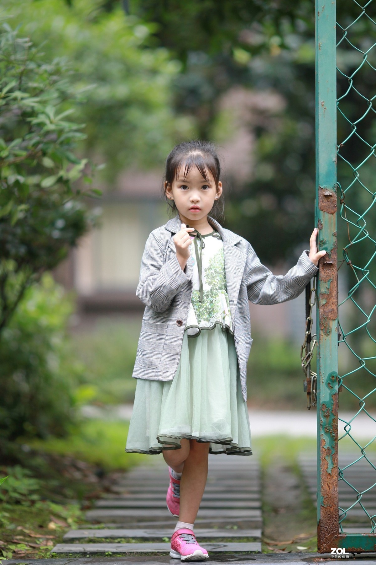 宾得K5老友5D2+135L试机拍小朋友JPG直出后只略微裁剪