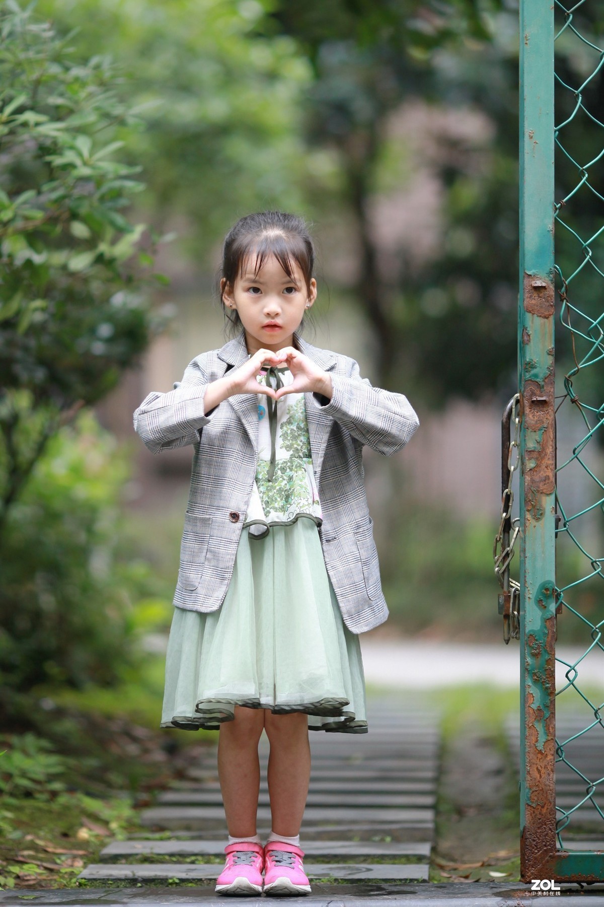 宾得K5老友5D2+135L试机拍小朋友JPG直出后只略微裁剪