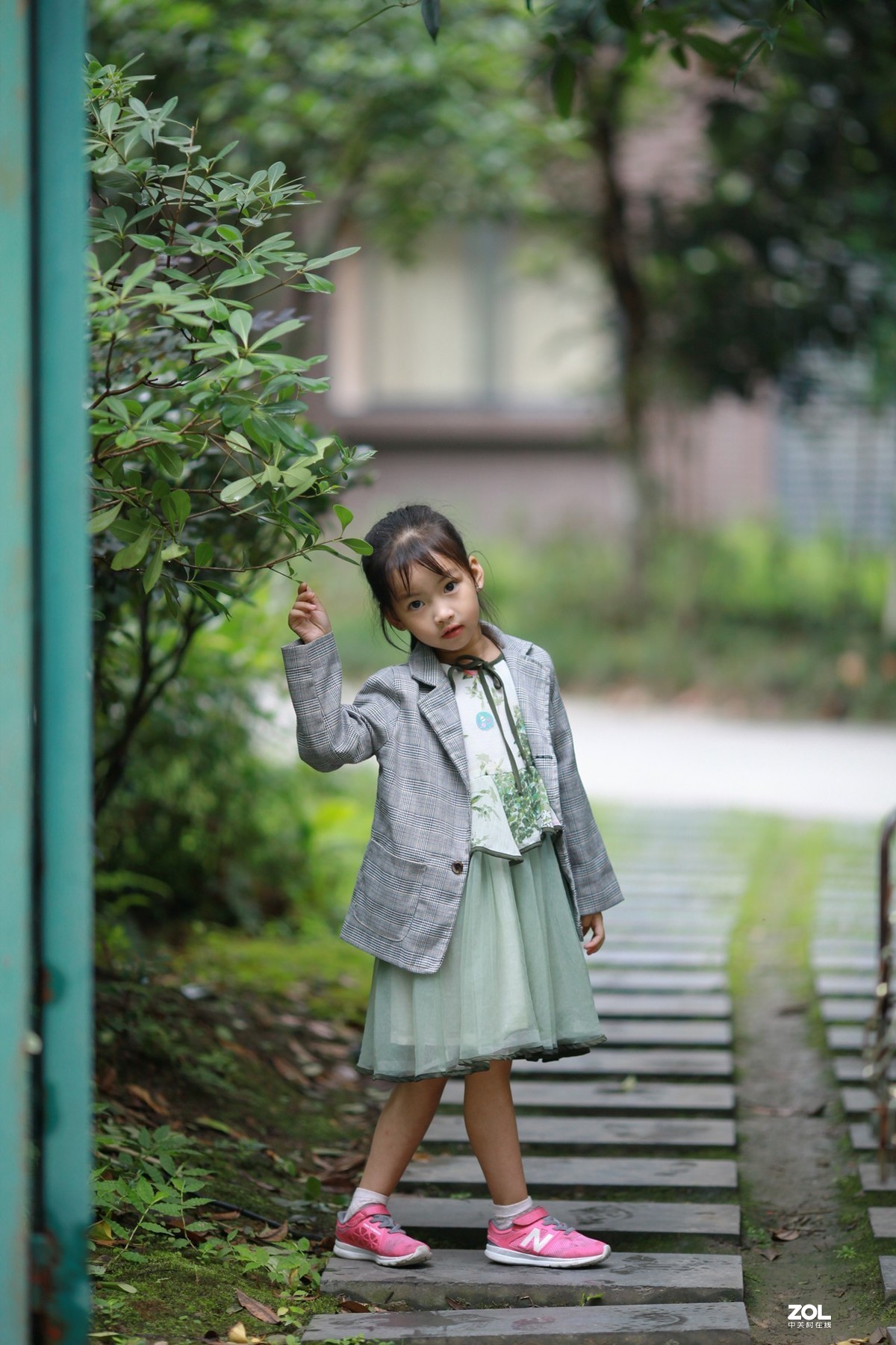 宾得K5老友5D2+135L试机拍小朋友JPG直出后只略微裁剪