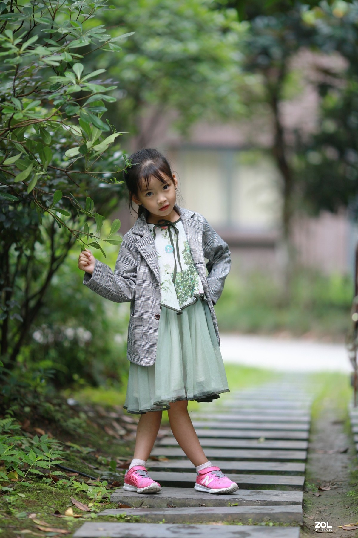 宾得K5老友5D2+135L试机拍小朋友JPG直出后只略微裁剪