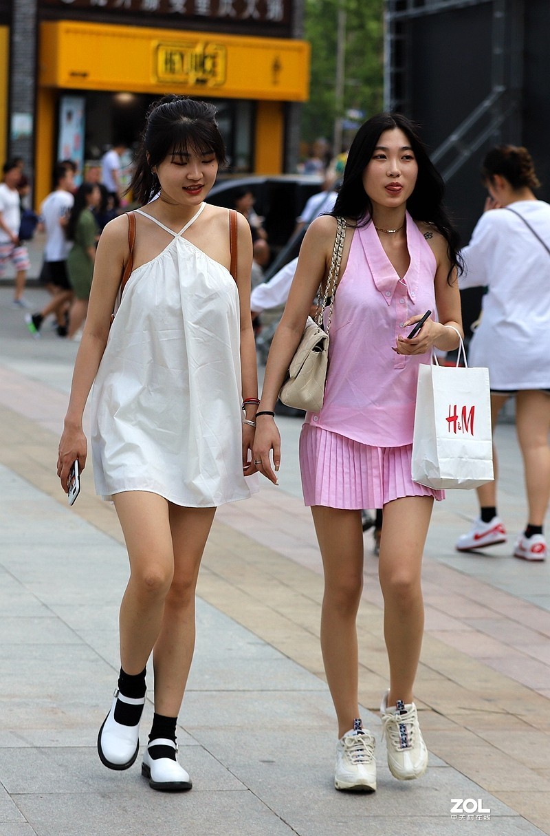 一组街拍短连衣裙美腿小姐姐