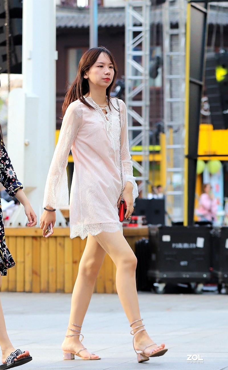 一组街拍短连衣裙美腿小姐姐