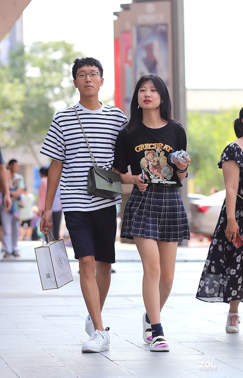 一组夏日的街拍 美腿小姐姐