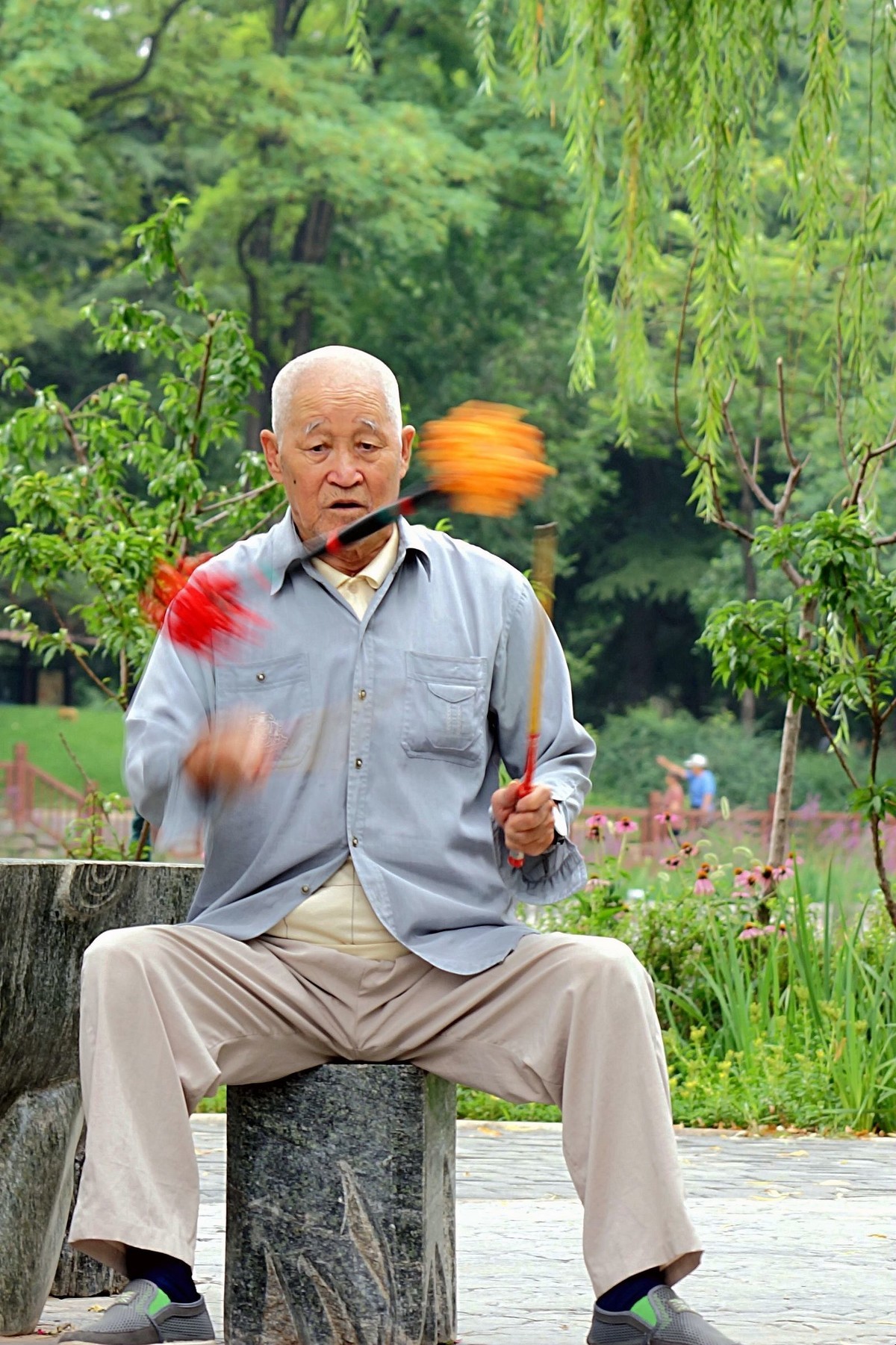 八旬老翁耍花棍