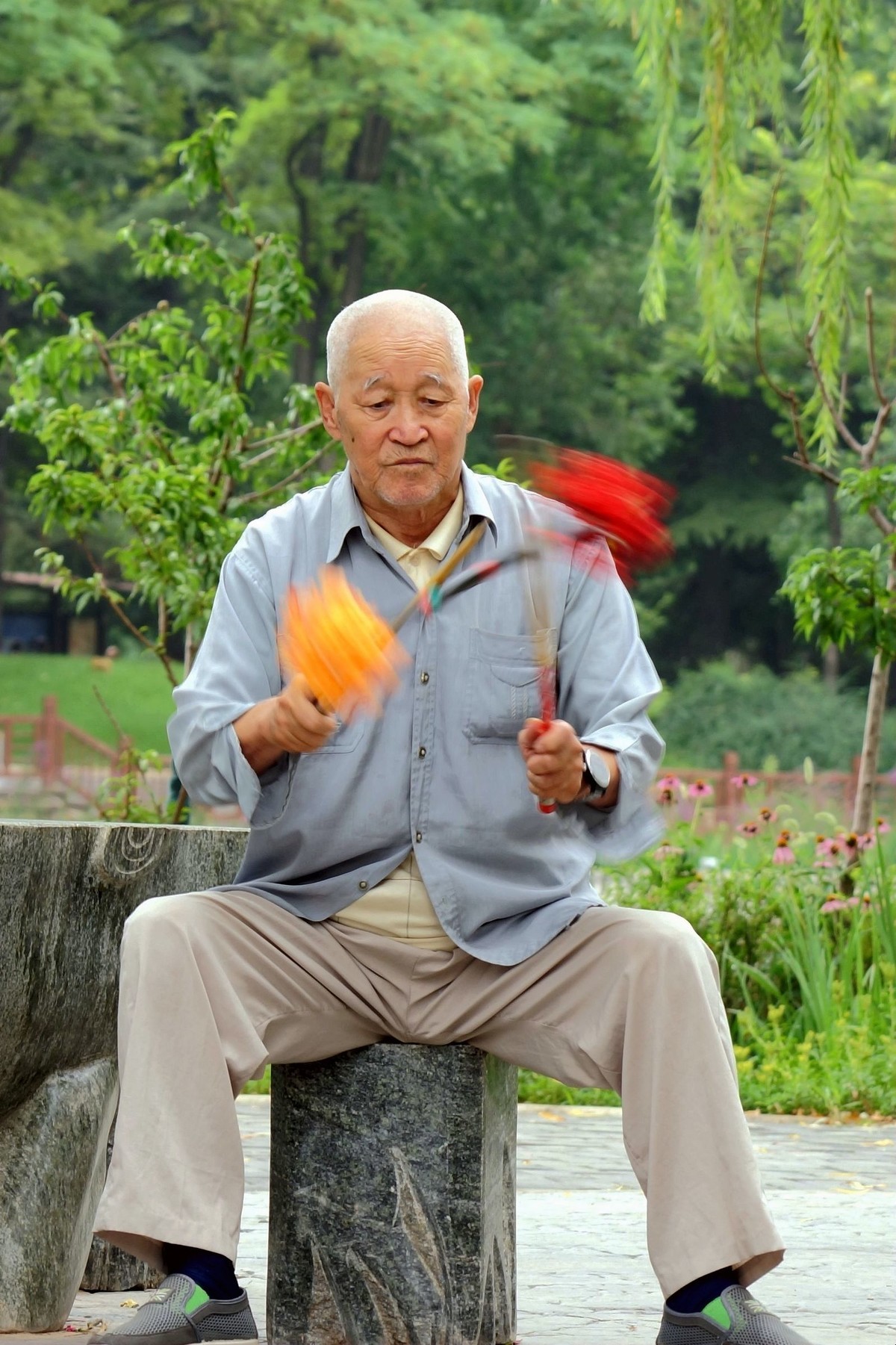 八旬老翁耍花棍