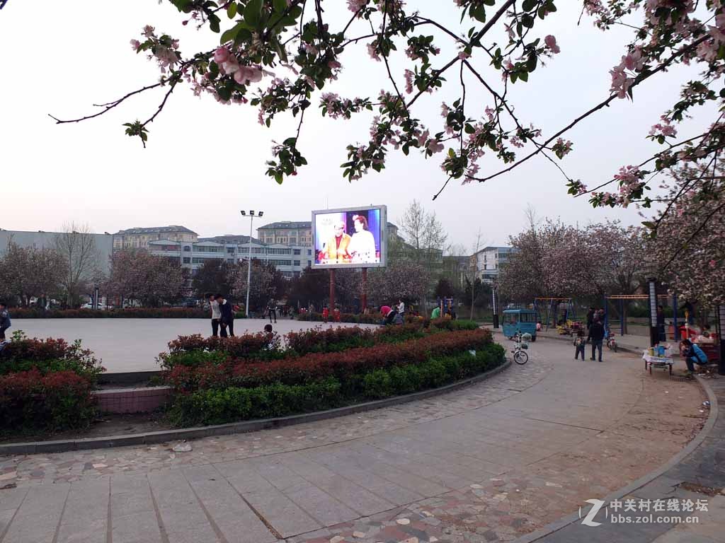 春雨过后的三角广场