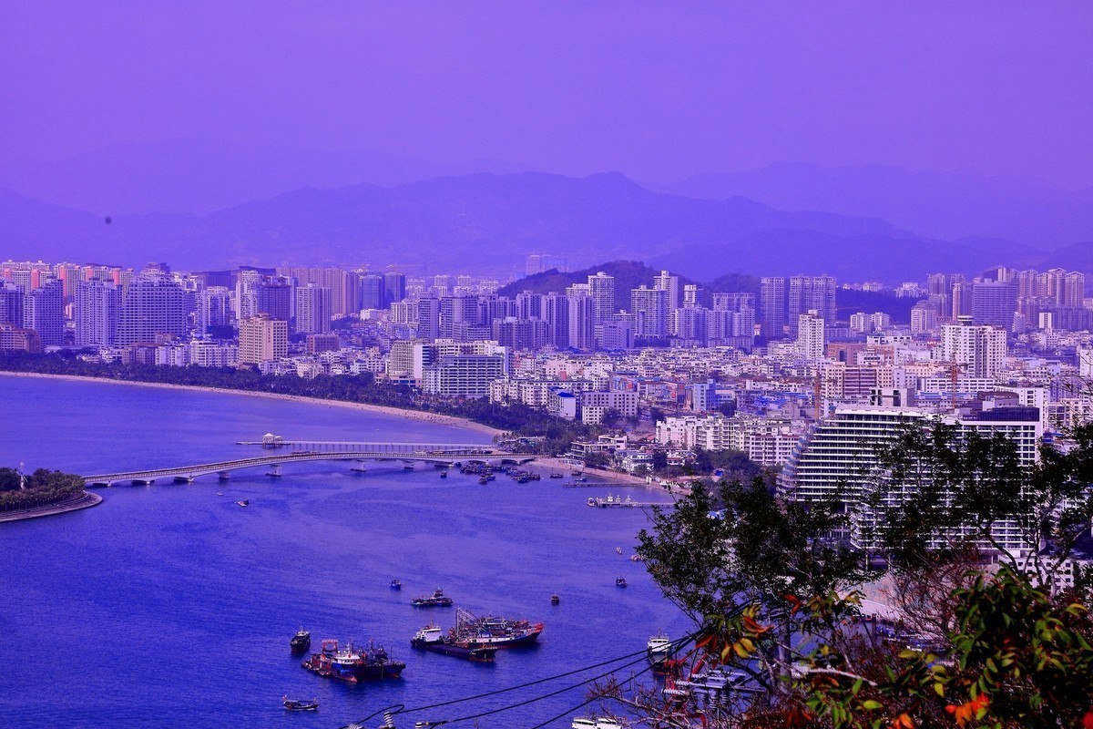 海南岛三亚市全貌