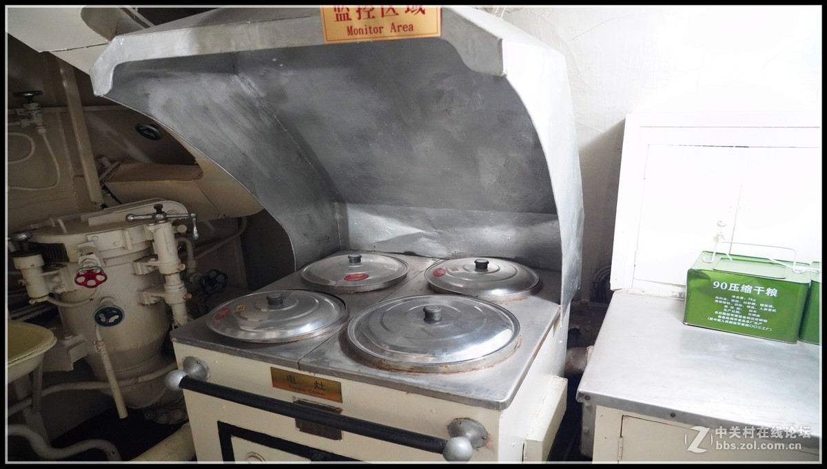 中国第一艘可参观的     旅顺号033型潜艇，