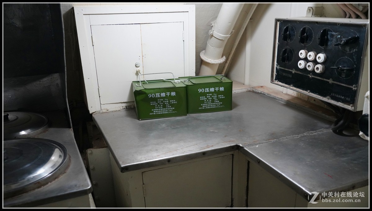 中国第一艘可参观的     旅顺号033型潜艇，