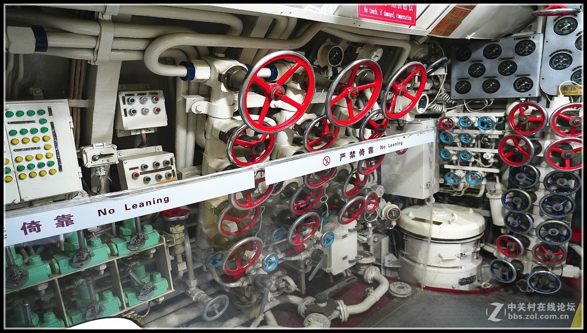 中国第一艘可参观的     旅顺号033型潜艇，