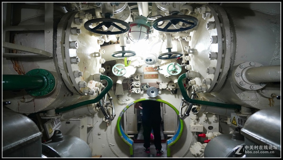 中国第一艘可参观的     旅顺号033型潜艇，