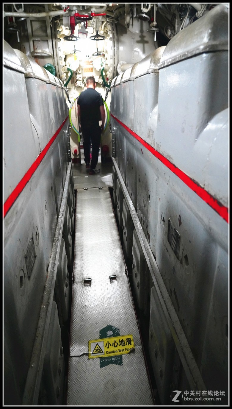 中国第一艘可参观的     旅顺号033型潜艇，