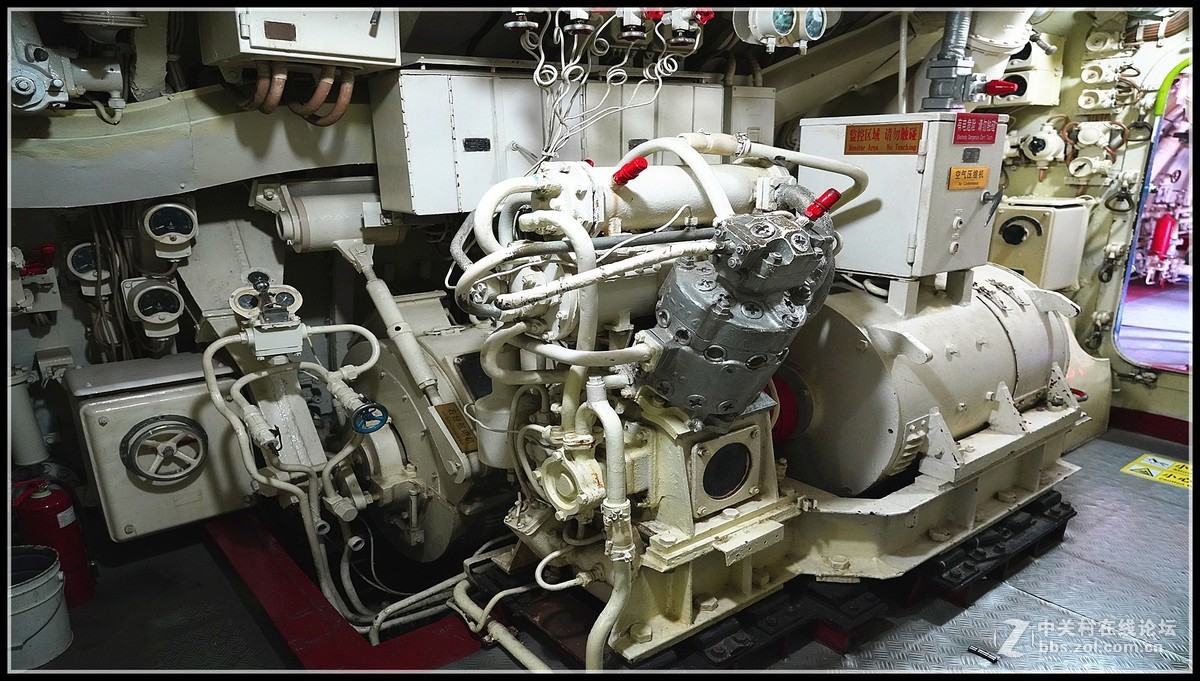 中国第一艘可参观的     旅顺号033型潜艇，