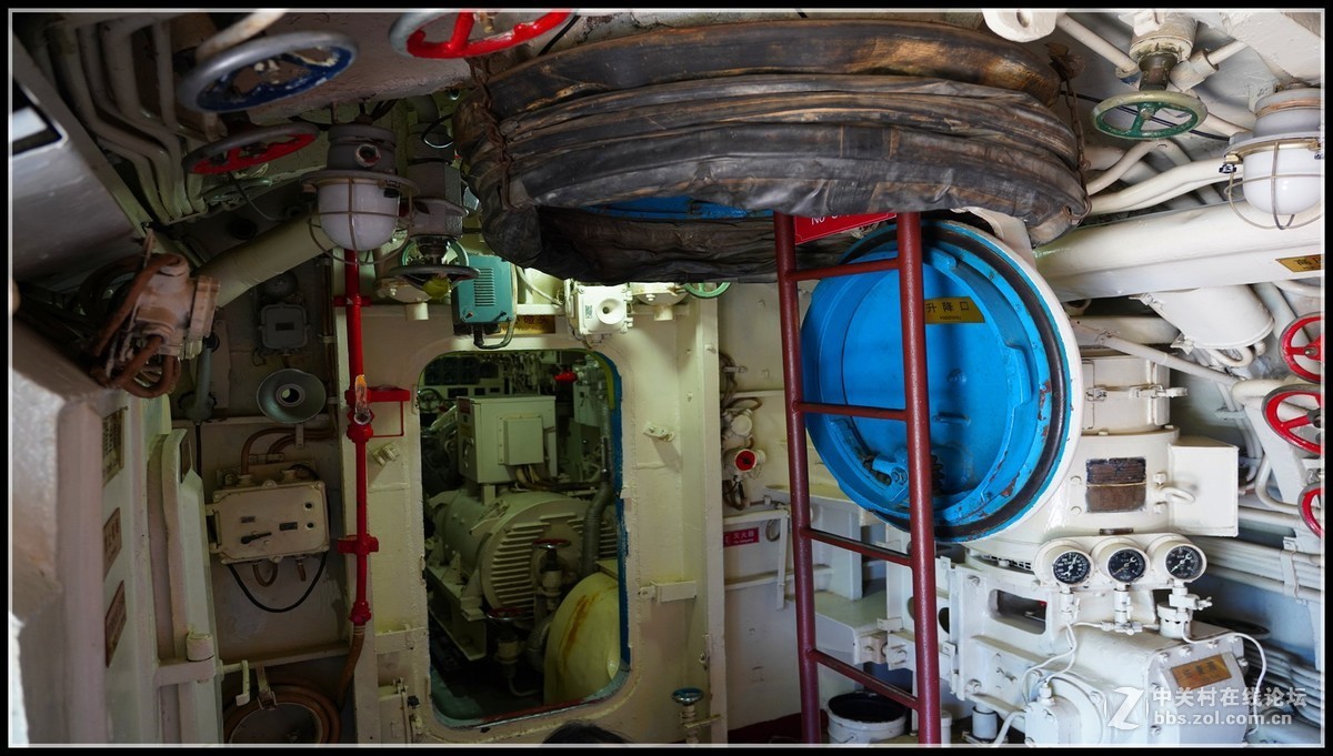 中国第一艘可参观的     旅顺号033型潜艇，