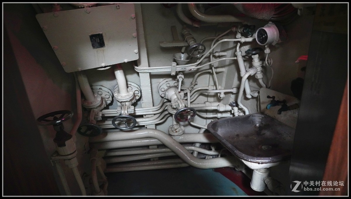 中国第一艘可参观的     旅顺号033型潜艇，