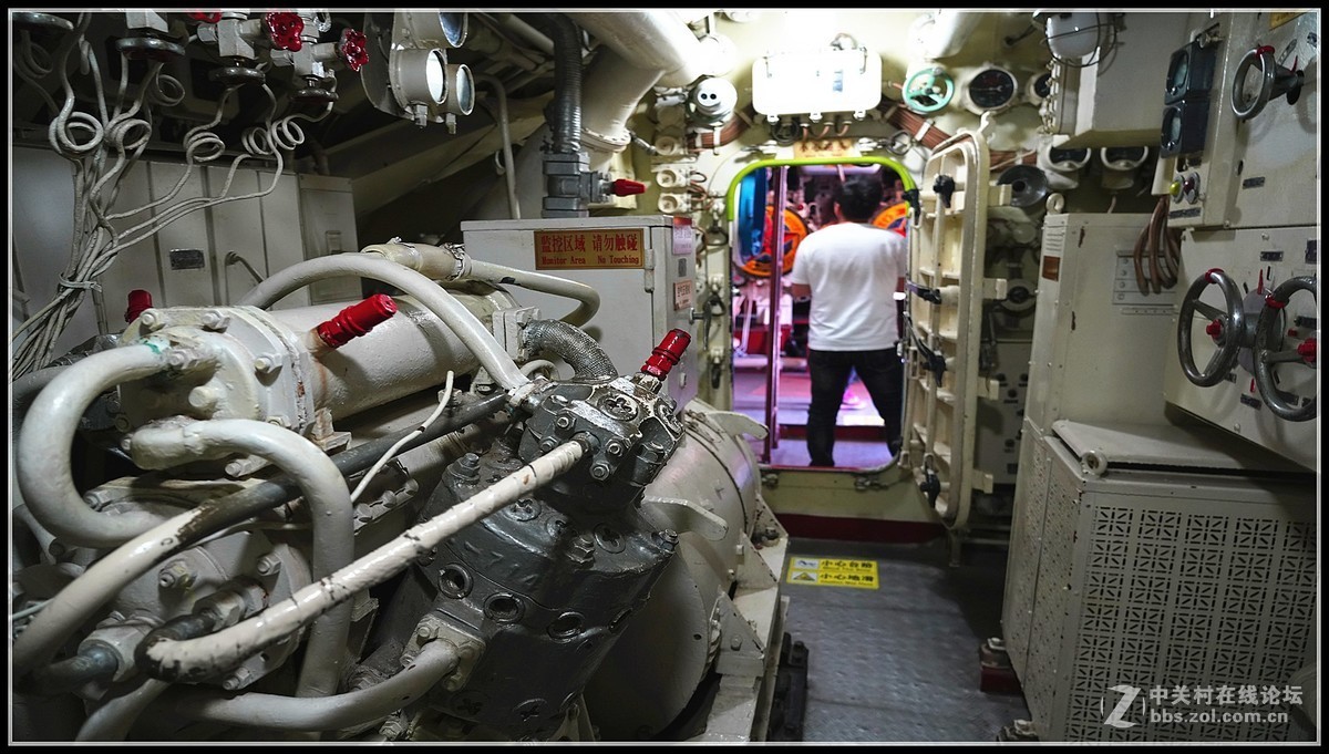 中国第一艘可参观的     旅顺号033型潜艇，