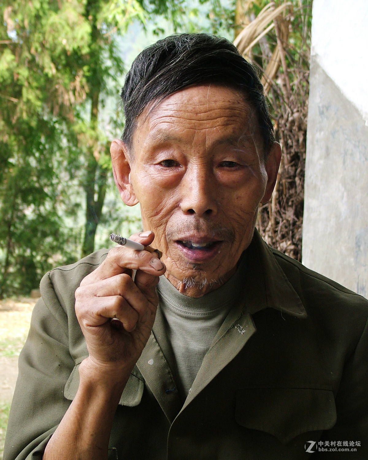 朴实的守家老人