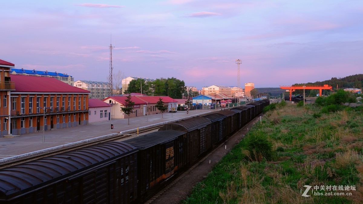 晚霞照上兴安岭7夕阳火车站