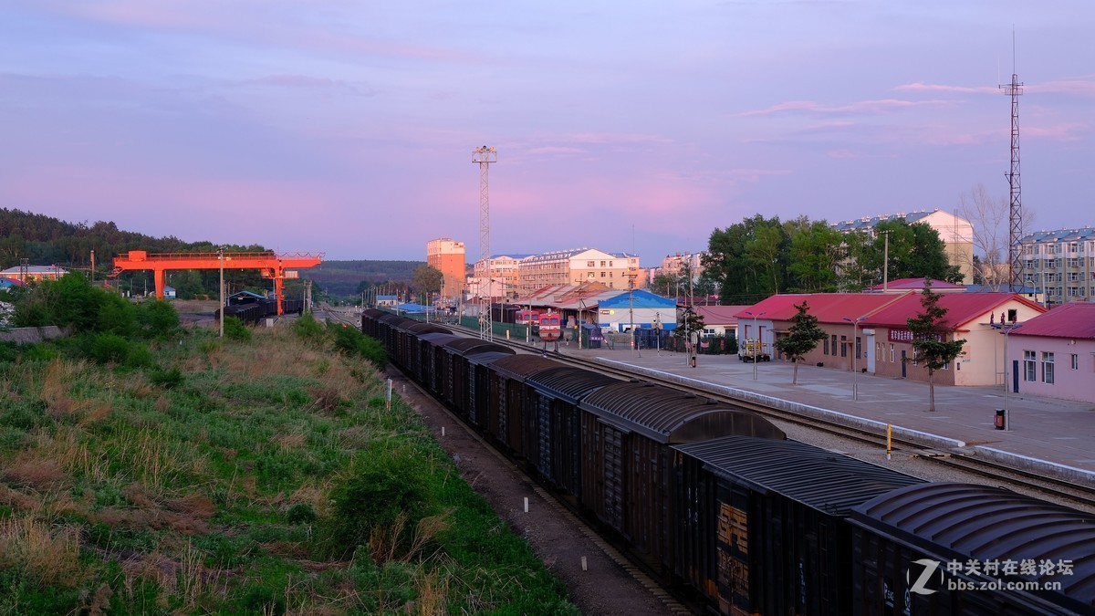 晚霞照上兴安岭7夕阳火车站