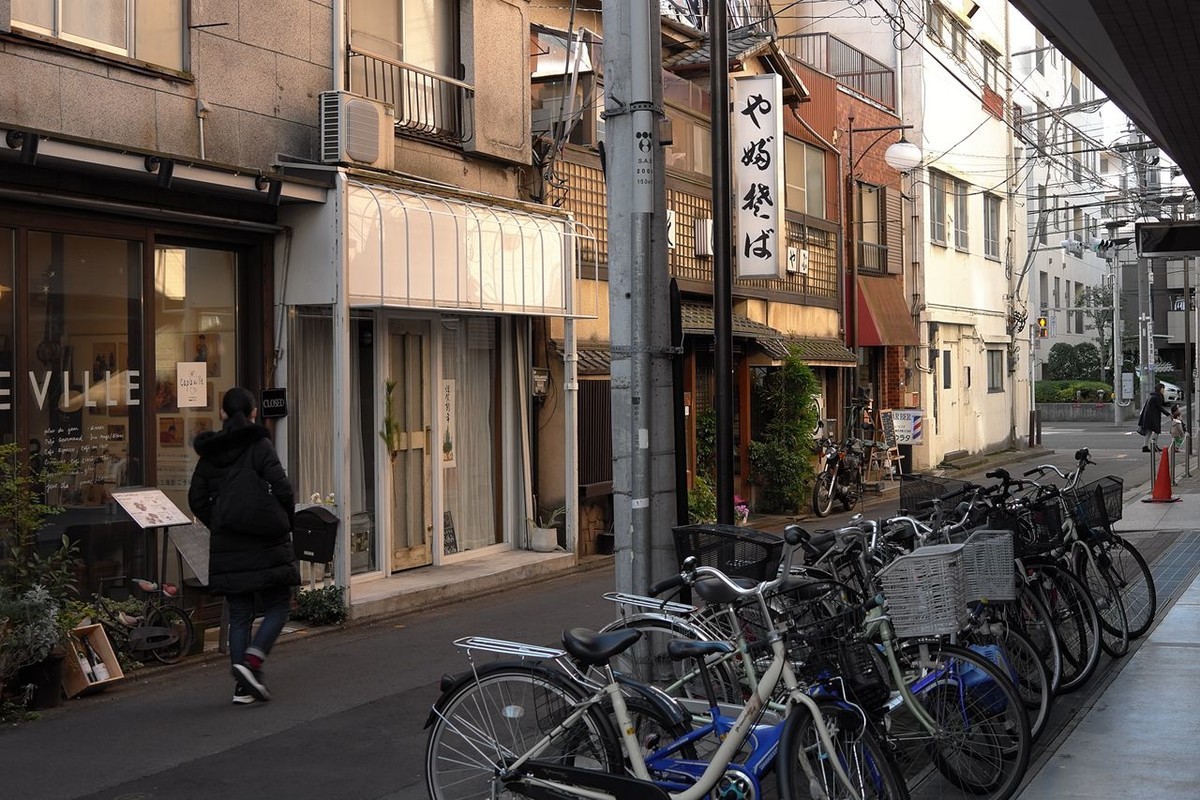 東京都日暮裡安靜而忙碌的早晨上