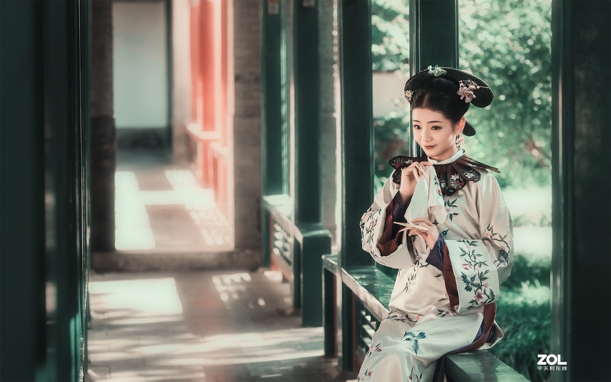 走廊中的古装美女人像-调色练习