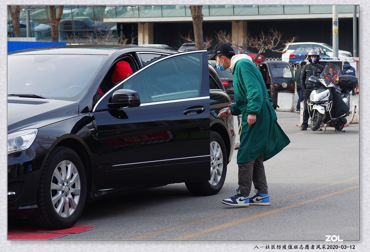 社区防疫值班志愿者的风采