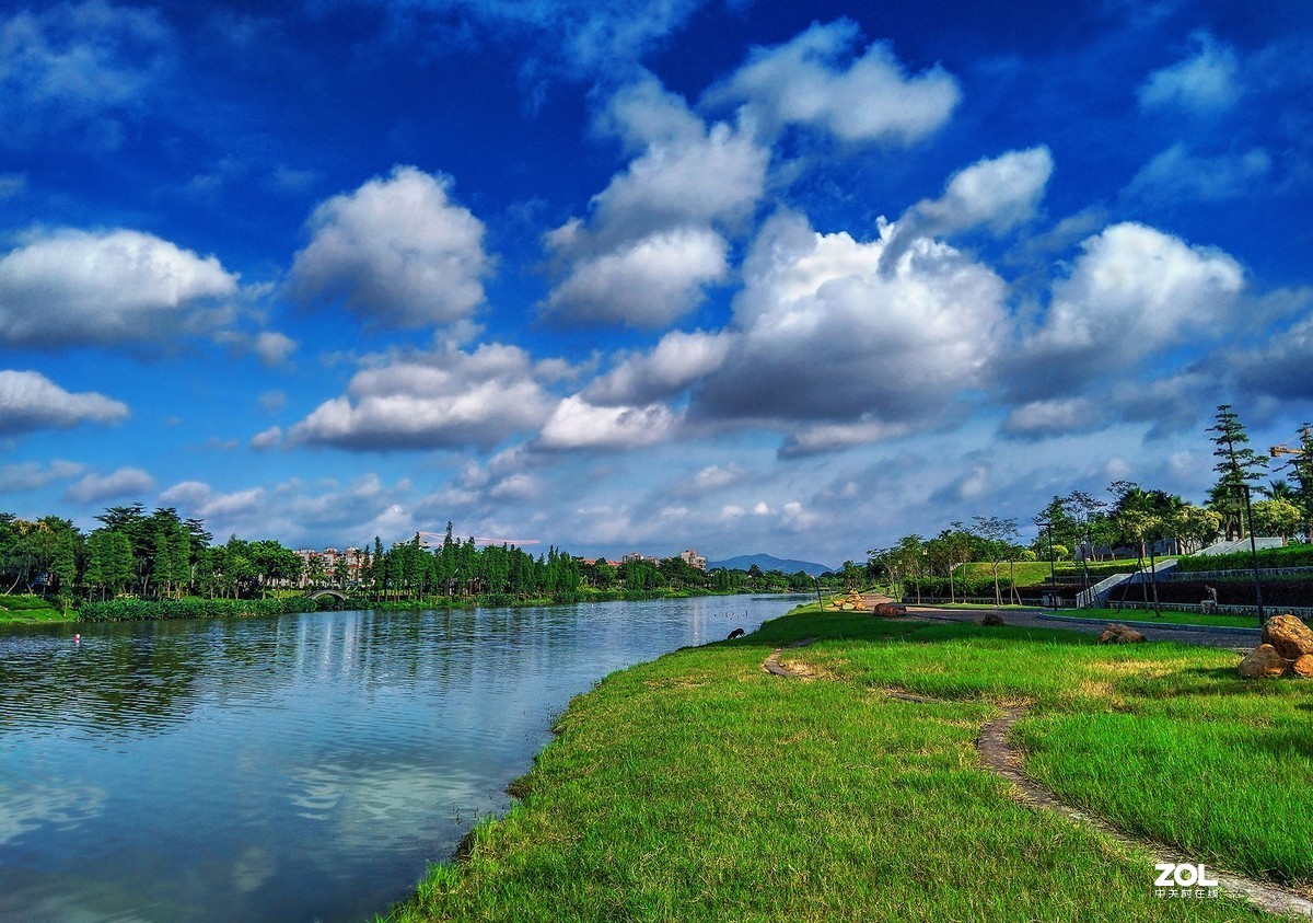 蓝天白云下的小河