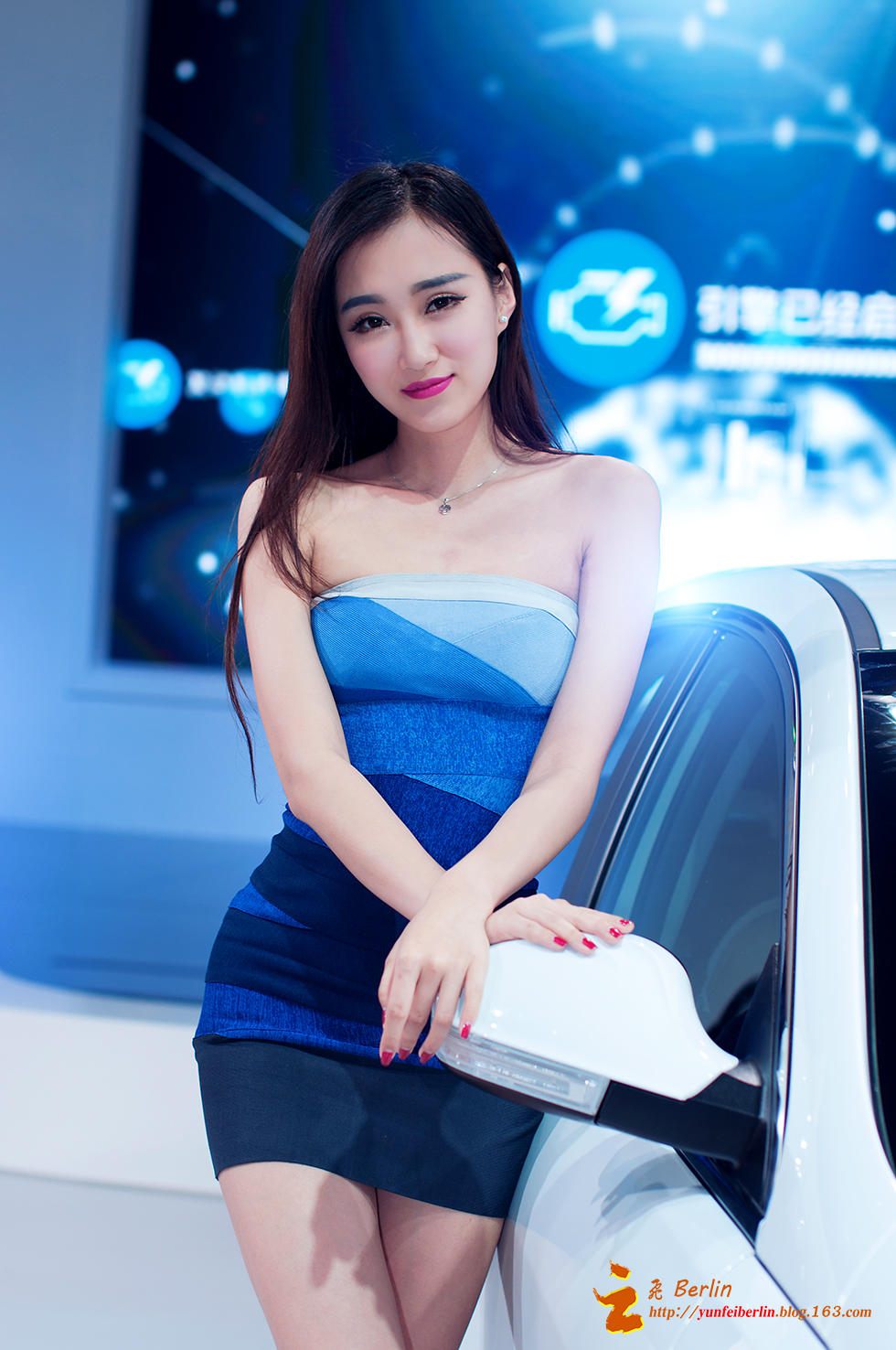 2015春南京国际车展上的新面孔北京美女小乔