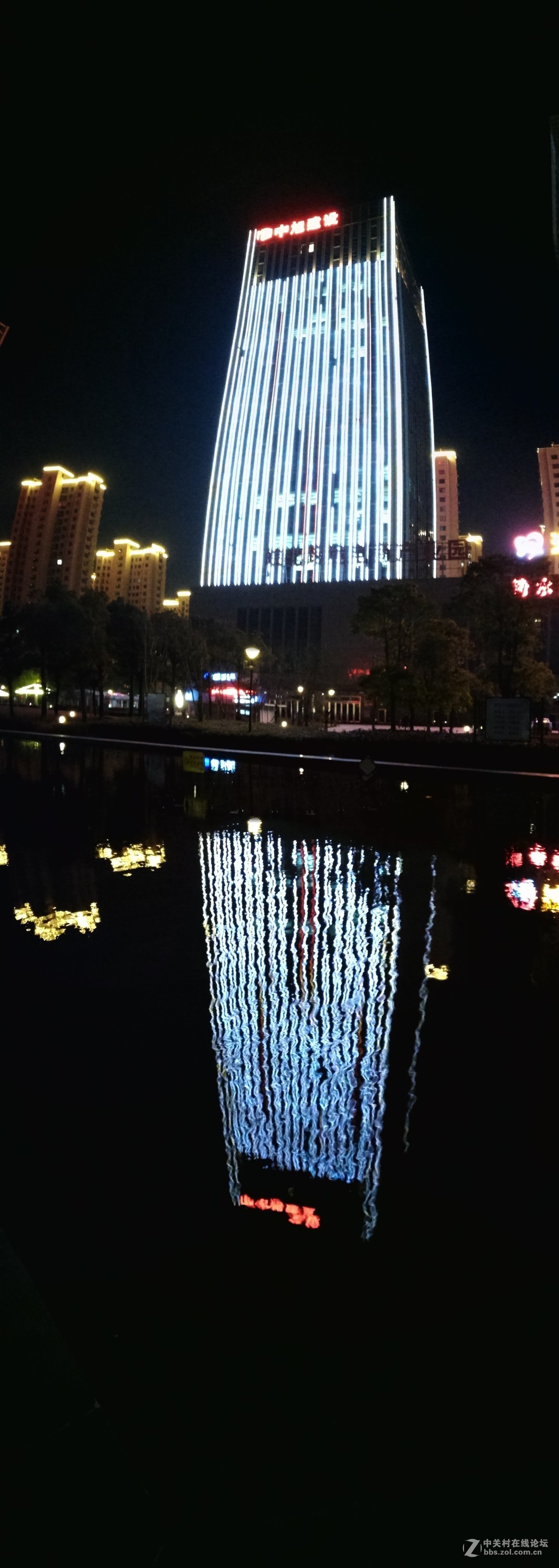 都市的夜晚霓虹灯璀璨（荣耀手机拍）