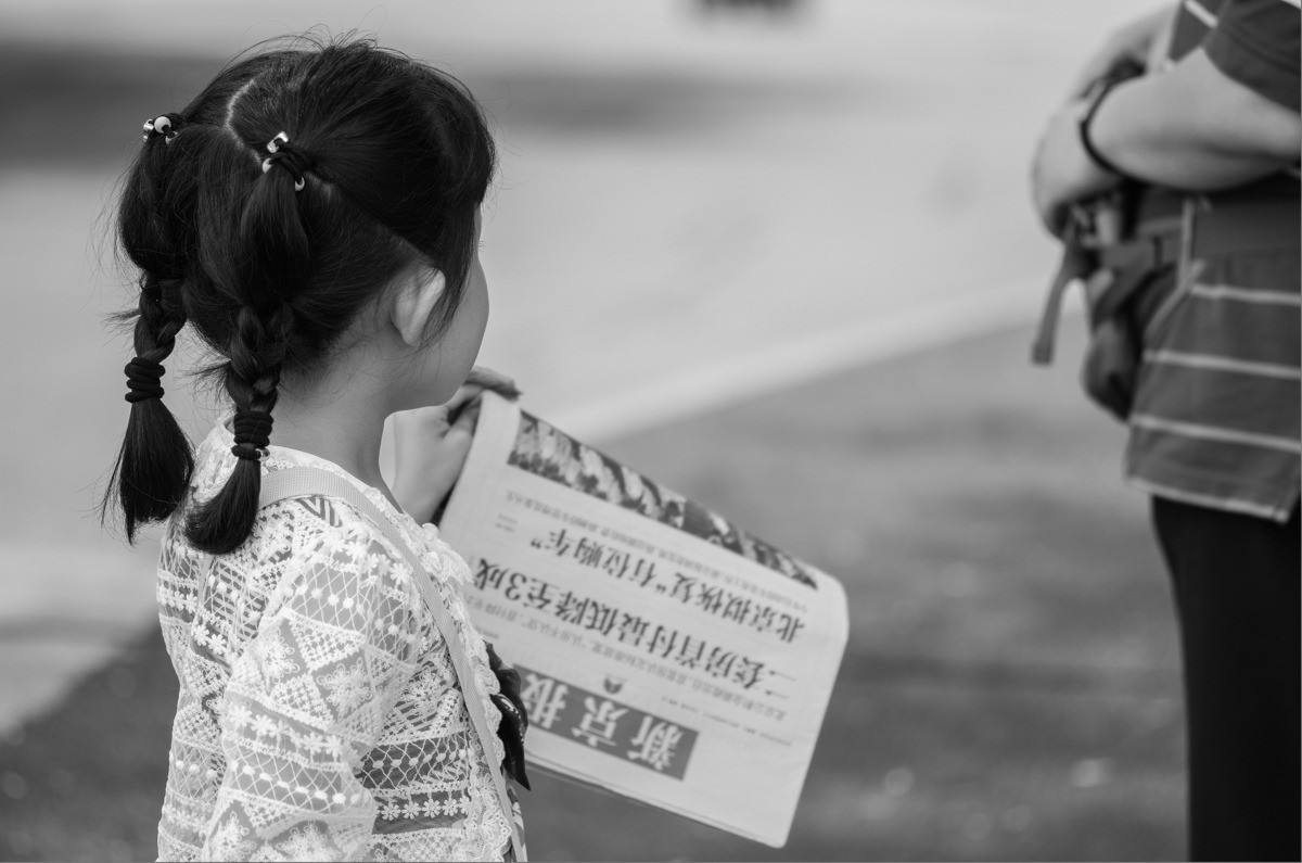 卖报纸的小女孩