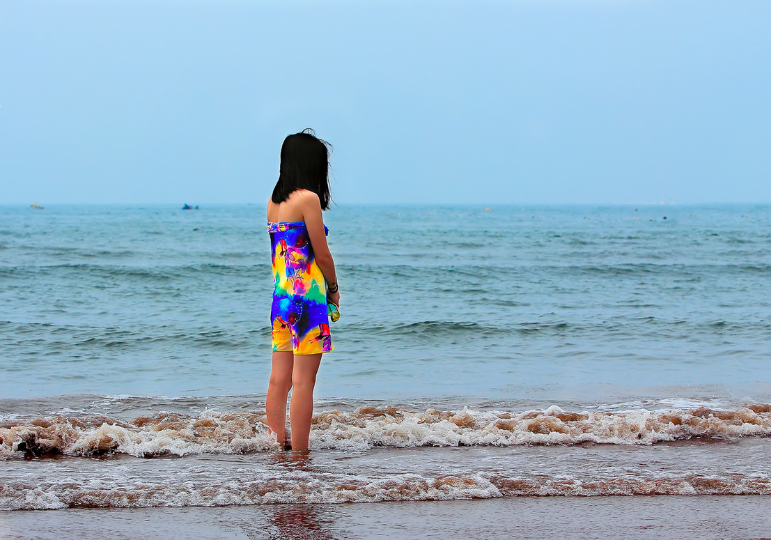 夏季旅游海滩度假。带着冲浪板的快乐女人。夏天照片摄影图片_ID:133081799-Veer图库