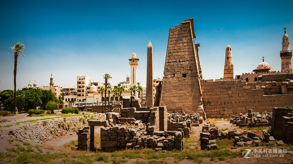 外观气势恢宏的卢克索神庙