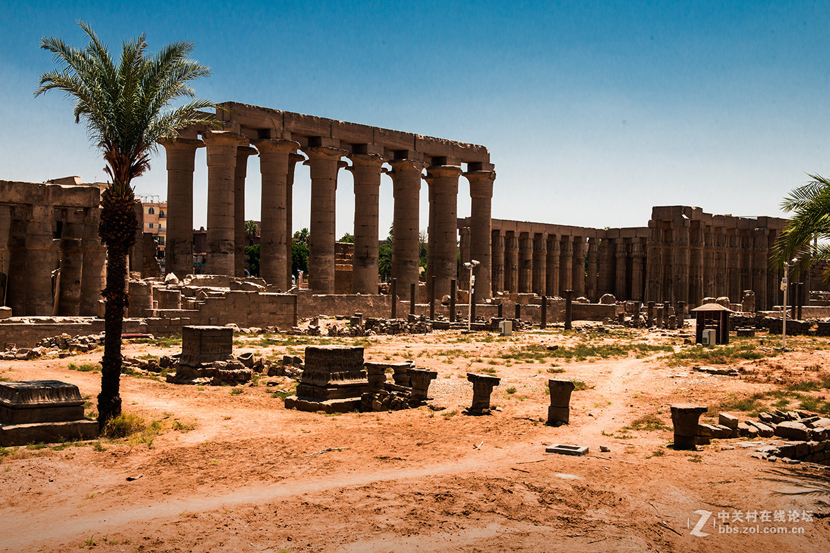 外观气势恢宏的卢克索神庙