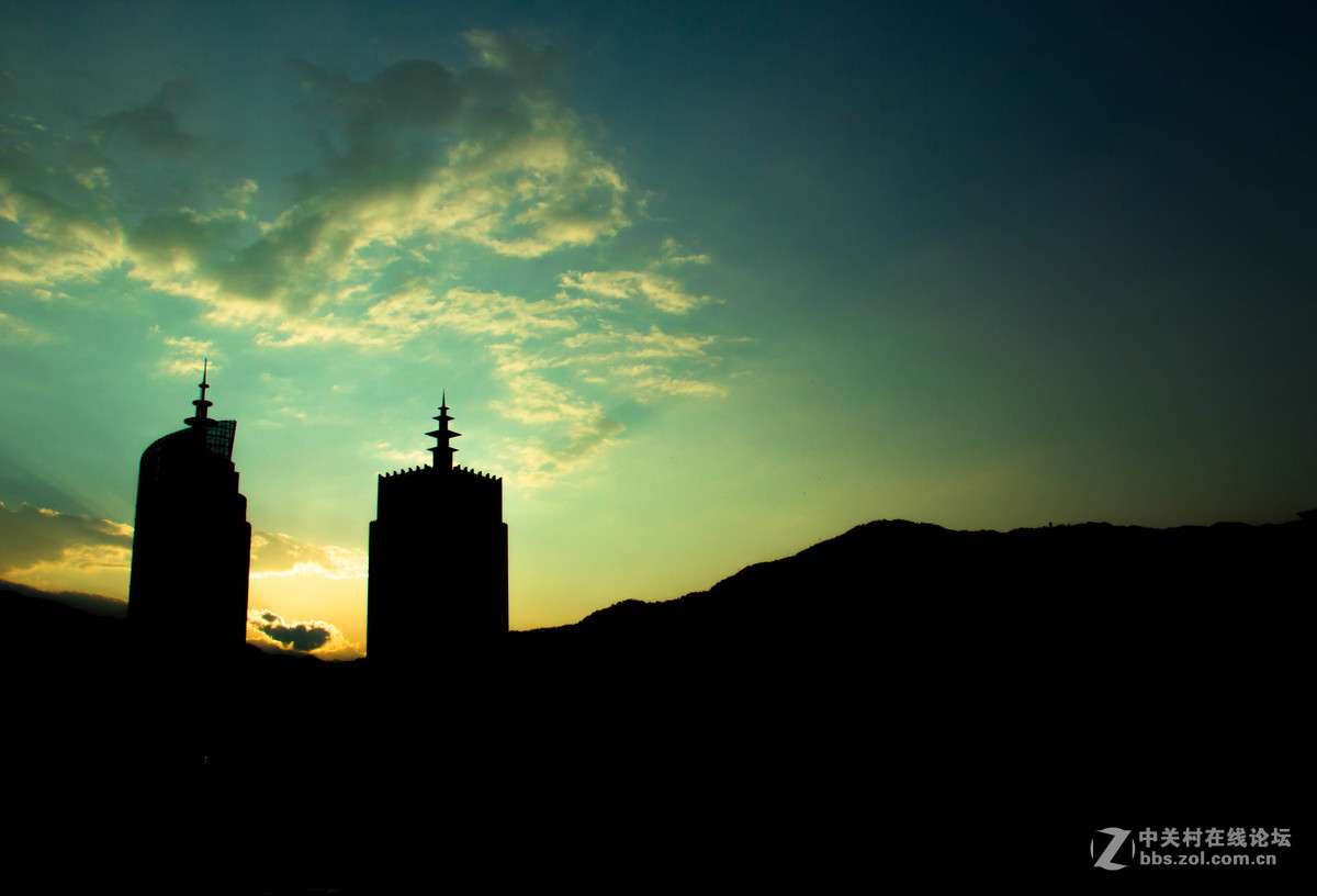 夕阳下的双子座建筑（临翔区）