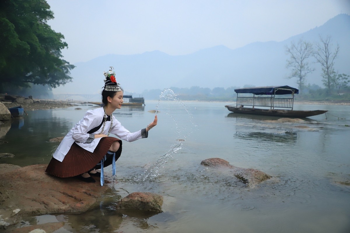 侗族美女壁纸图片