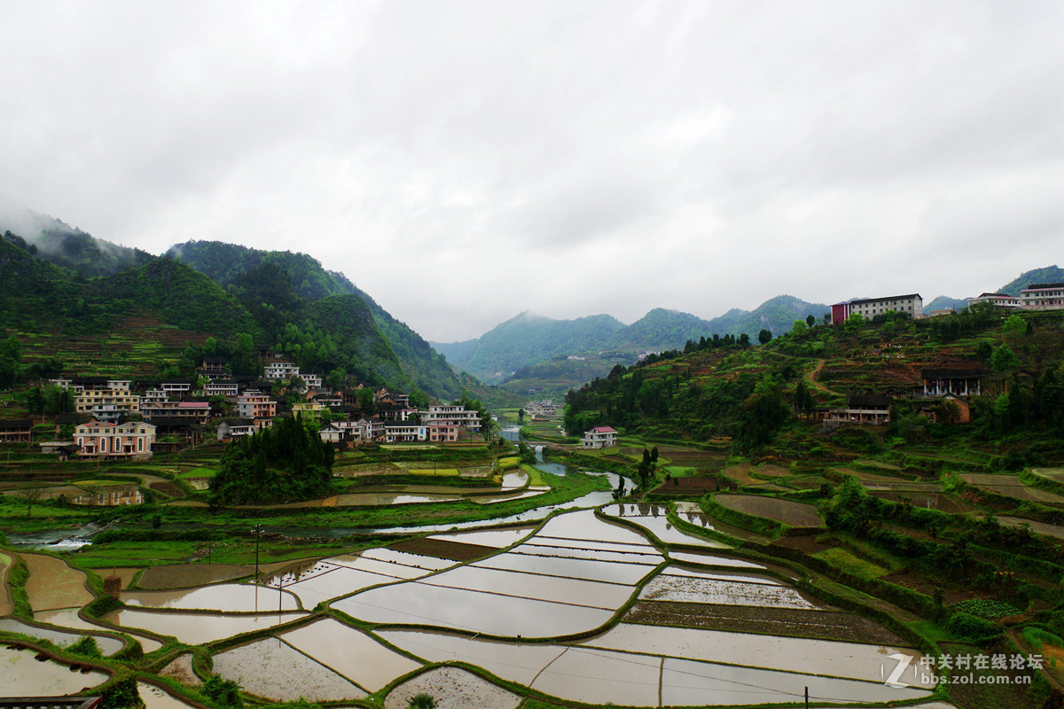 爱我家乡雨后小山村