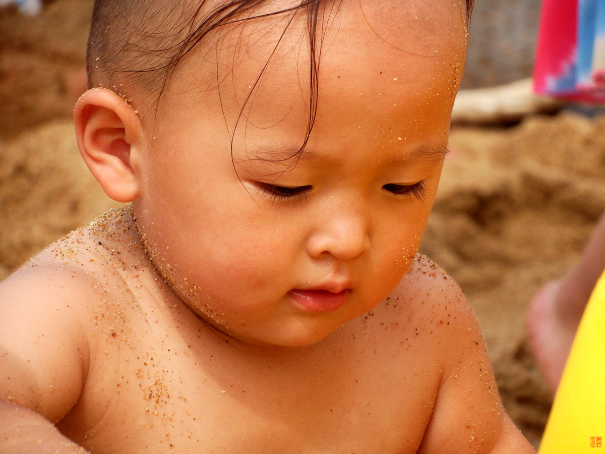 海滩小男孩儿
