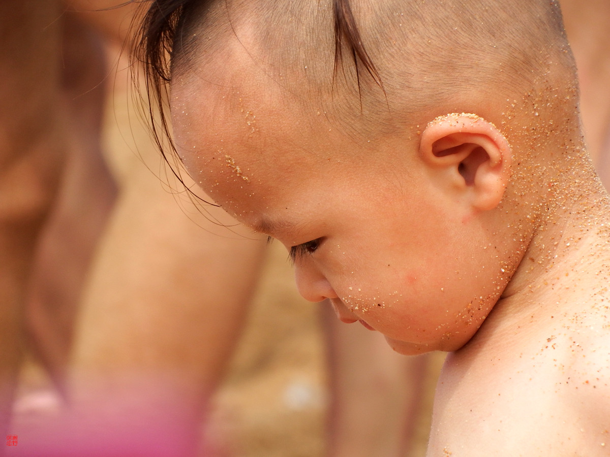 海滩小男孩儿
