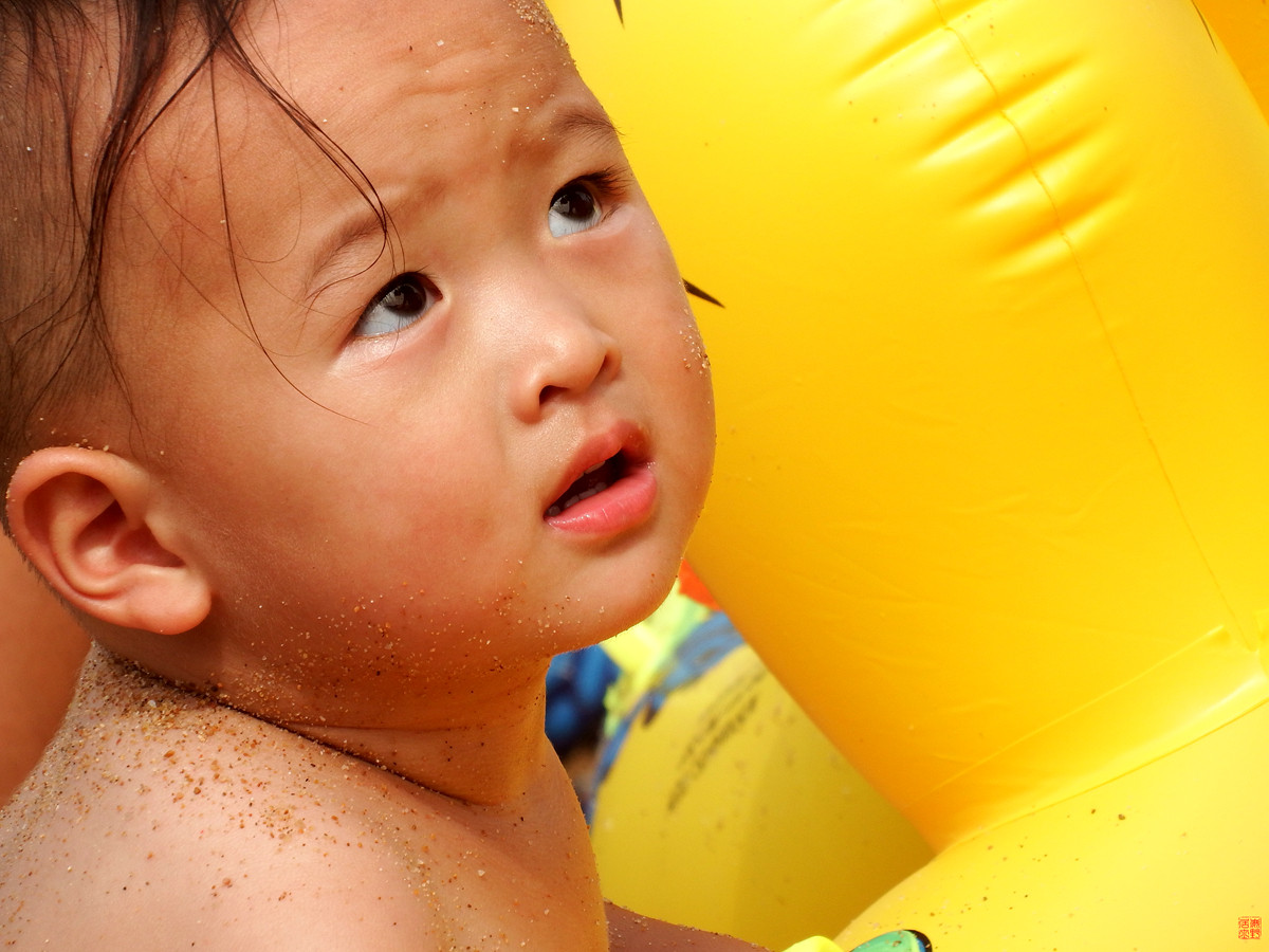 海滩小男孩儿