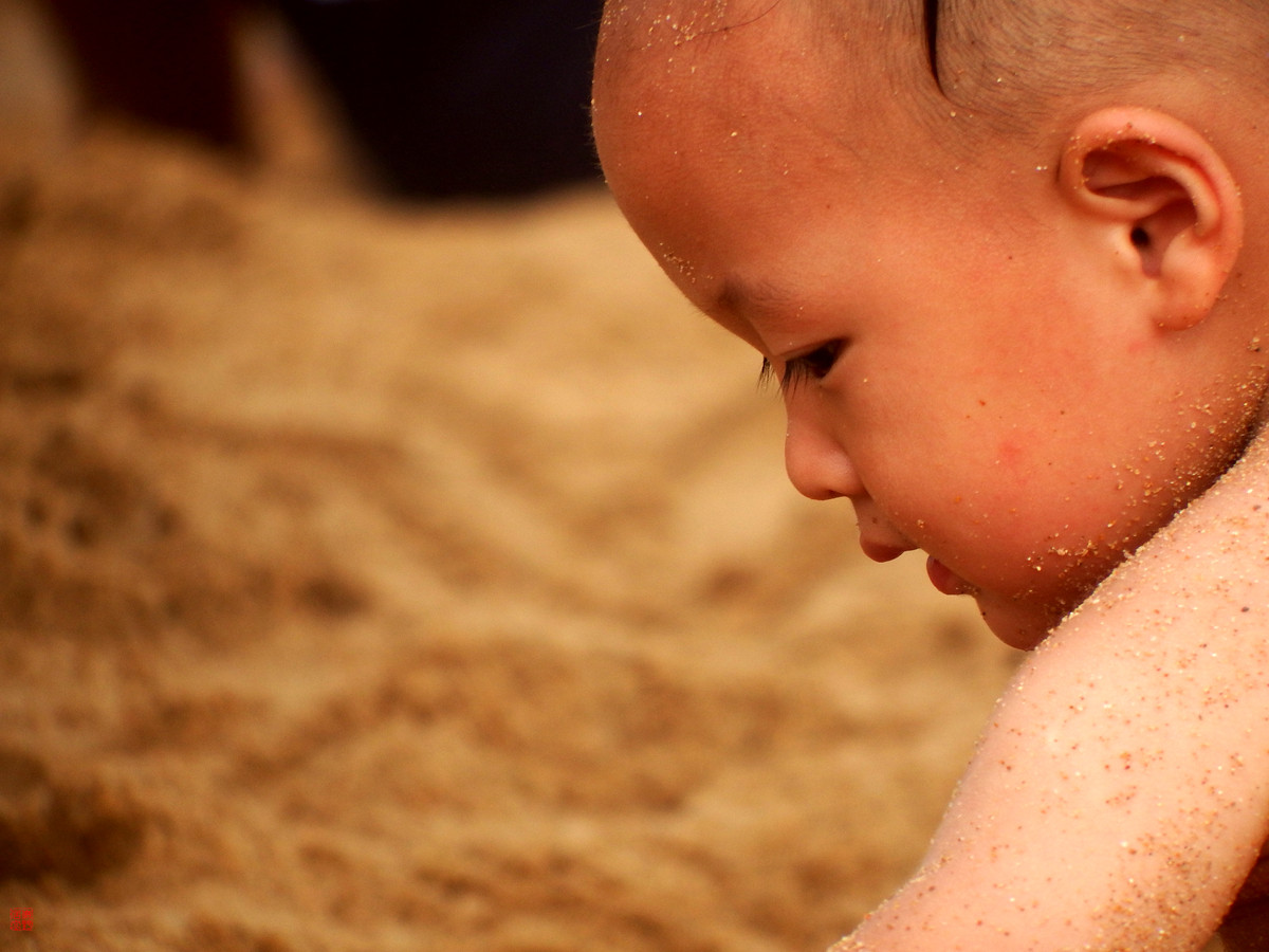 海滩小男孩儿