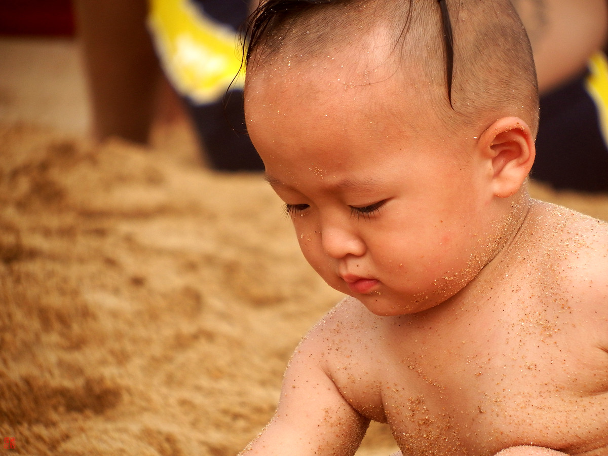 海滩小男孩儿