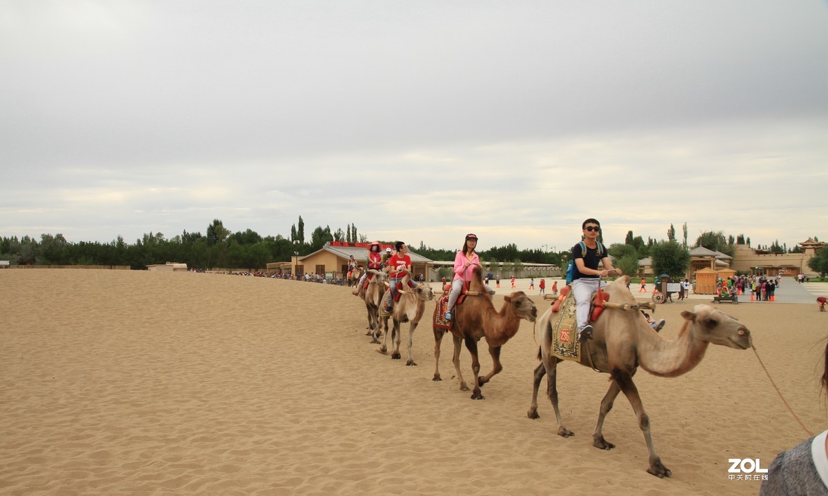 敦煌鸣沙山月牙泉掠影