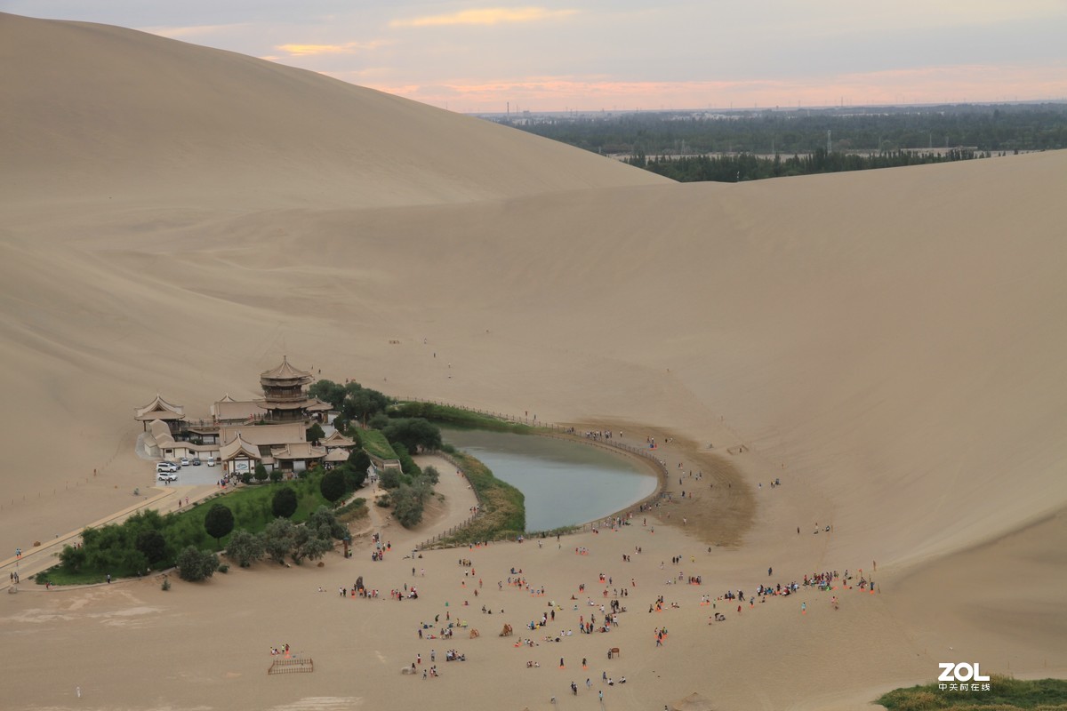 敦煌鸣沙山月牙泉掠影