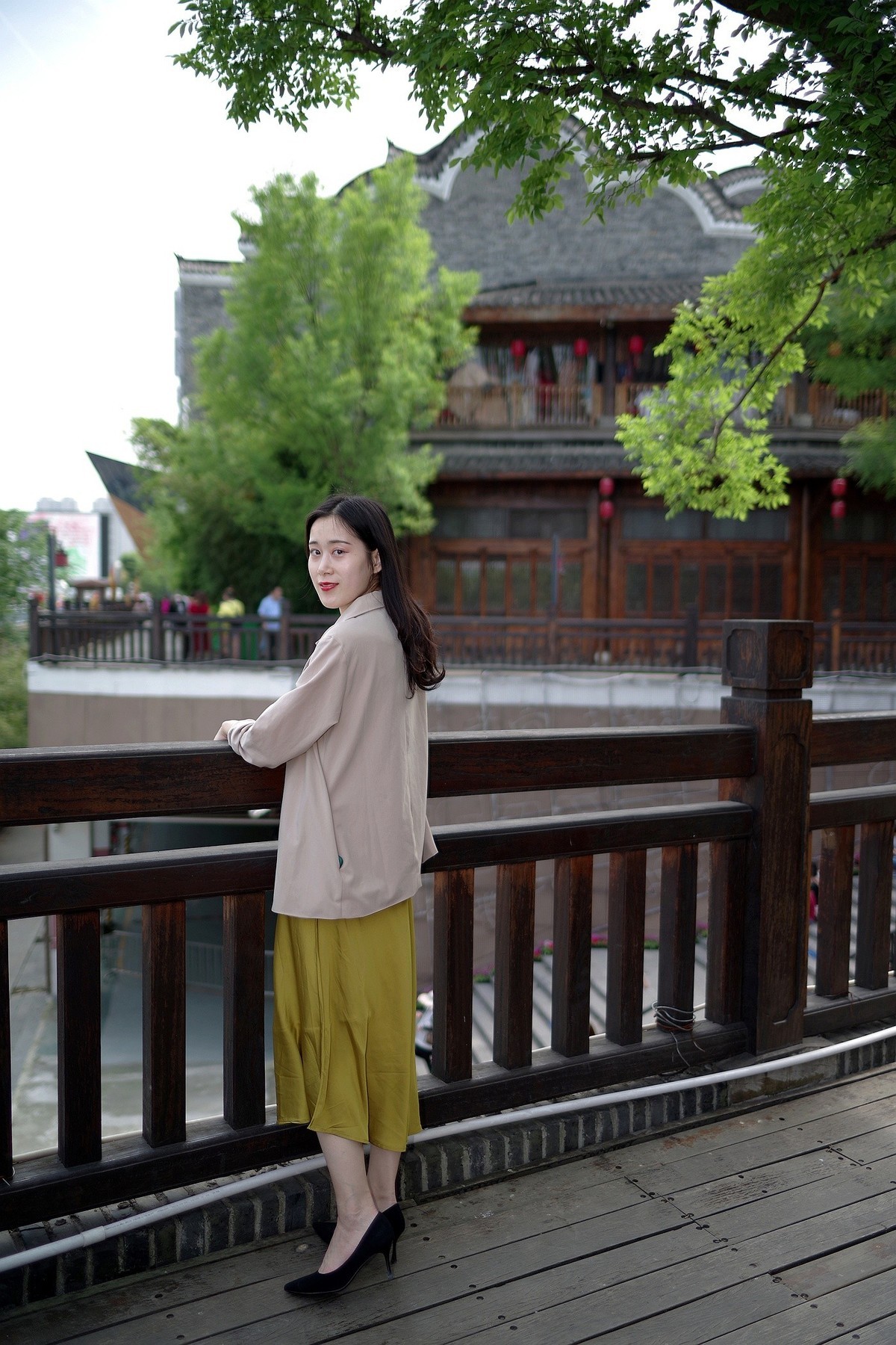 环境人像外拍汉口里的佳佳女孩