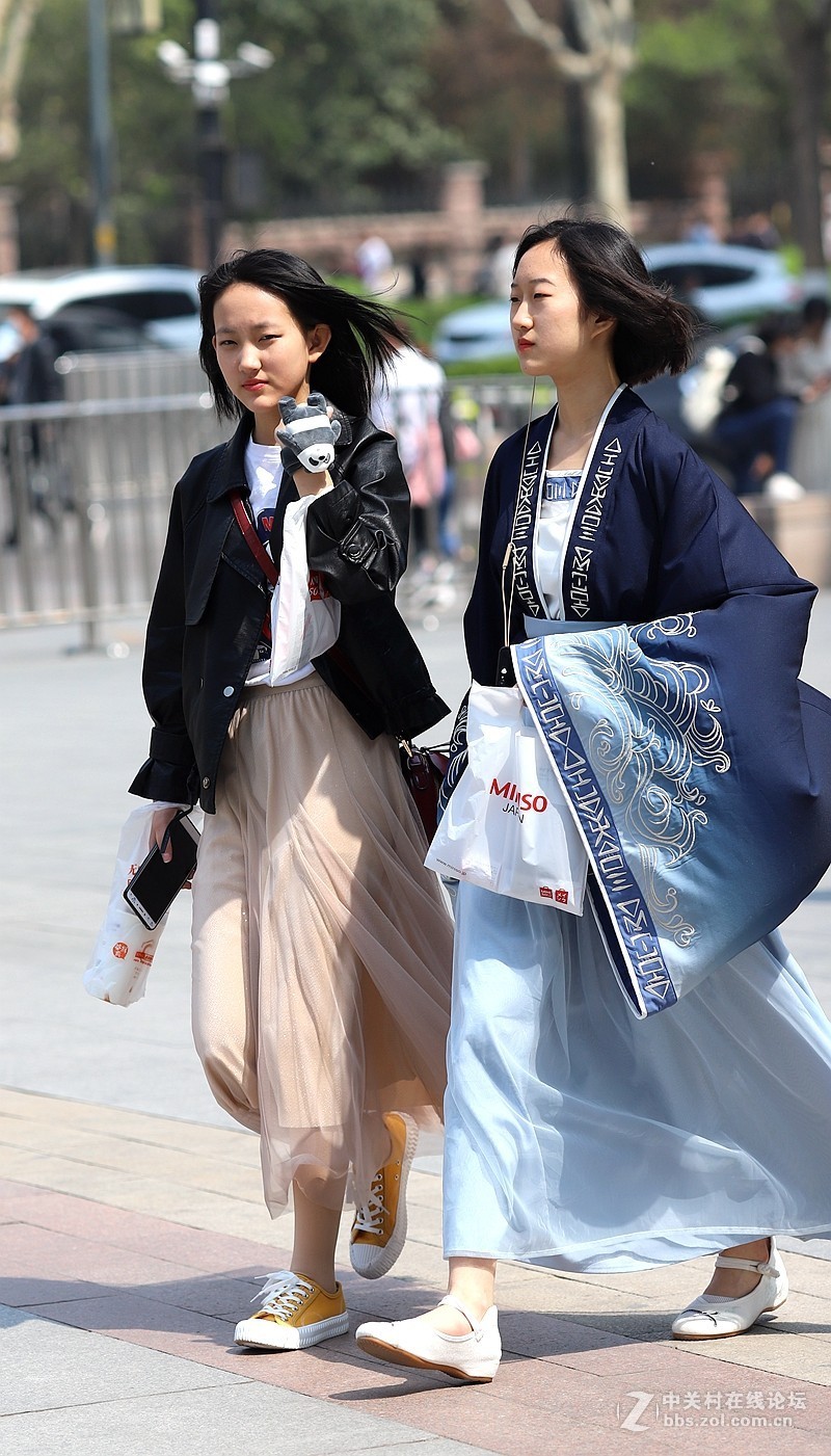 清明街拍小姐姐