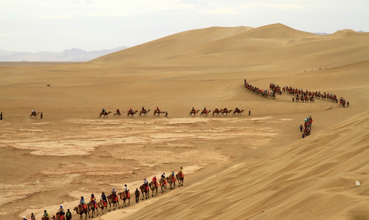 敦煌鸣沙山月牙泉掠影